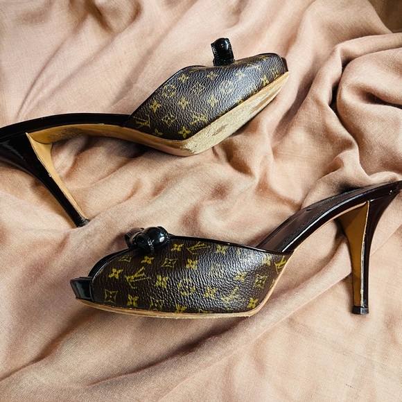 Louis Vuitton Canvas Printed Slide - Picture 4 of 9